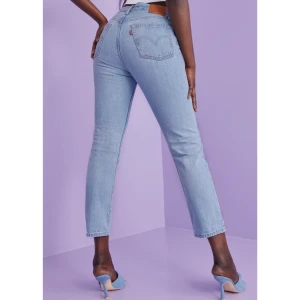 Levis 501 - Splitternya, kvitto, lappar och etiketter sitter kvar. Säljer dem då returdatumet har gått ut! Skulle säga att dessa passar en storlek S/M.  Köp direkt för 900kr eller buda!💓