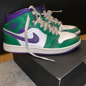 Air Jordan 1 mid - Air Jordan 1 mid hulken  Nypris 1899  Skick 7/10  Mitt pris 900kr Storlek 40, passar mig som är 39 Frakt / mötas upp 