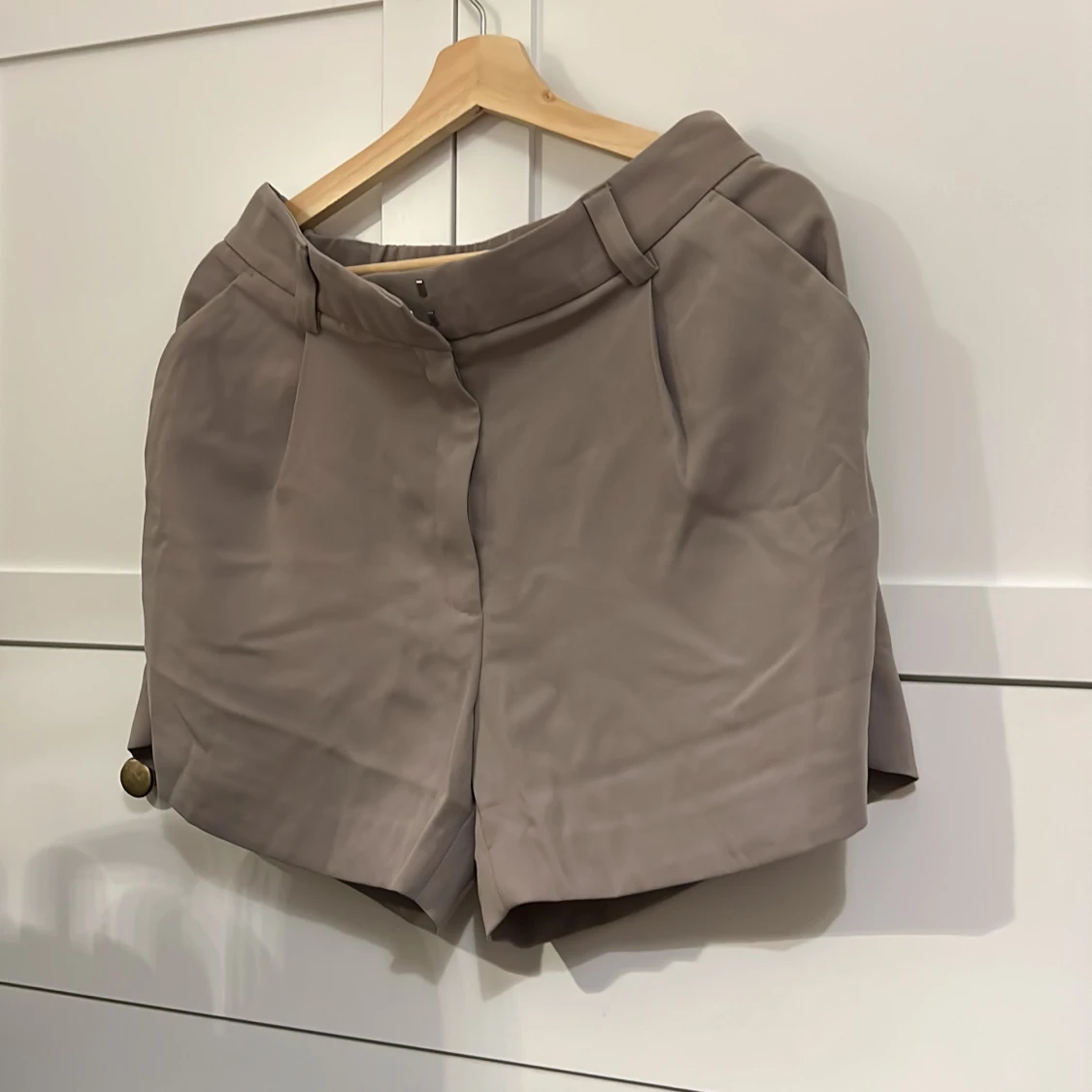 Beige/grå shorts från H&M - 90