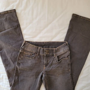 Populära lågmidijade jeans från H&M  - Jättesnygga lågmidijade jeans från H&M i strl 36/S 💕 Oanvända då de var lite förstora för mig. Linknar de populära ltb och pepejeansen, fast till ett mycket bättre pris! De är slutsålda på hemsidan och svåra att få tag på.  Köparen står för frakt! 