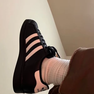 Adidas skor - Säljer mina svart vita adidas skor då jag inte använder de längre. Sparsamt använda<3