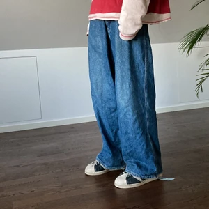 Baggy jeans  - Baggy junkyard jeans, väl använda med slitning på bakre delen av fotöppningen Midjemått: cirka 88 cm Dom sitter bra på mig längd mässigt, Jag är en och 80  