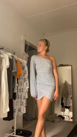 Supersnygg asymmetrisk klänning - Jättefin blå asymmetrisk klänning från boohoo! I storlek 38 och nyskick, enbart använd ett fåtal gånger ❤️ köpare står för frakten ❤️