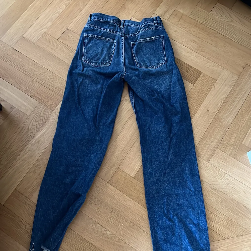 Mörkblåa superfina jeans i storlek 36 från HM som tyvärr är för små. Säljes för 100 kr + eventuell frakt💕. Jeans & Byxor.