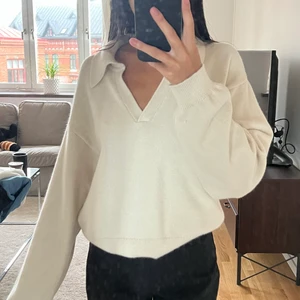 Stickad v-neck tröja 🤍 - Mysigaste tröjan ifrån Gina Tricot, köpt förra året och inte fått användning för den. Jättefint skick och värmer skönt till hösten 🤍