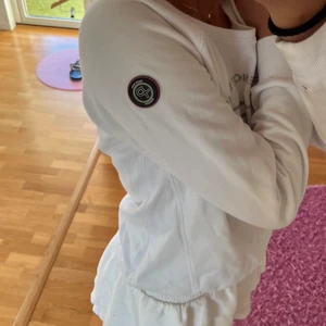 Pelle p sweatshirt  - Jag säljer denna super fina vita tröja då den inte kommer till användning längre. Inget fel på den, super bra skick! Köptes för ca 1 år sedan. Frakt tas privat 🫶🏼