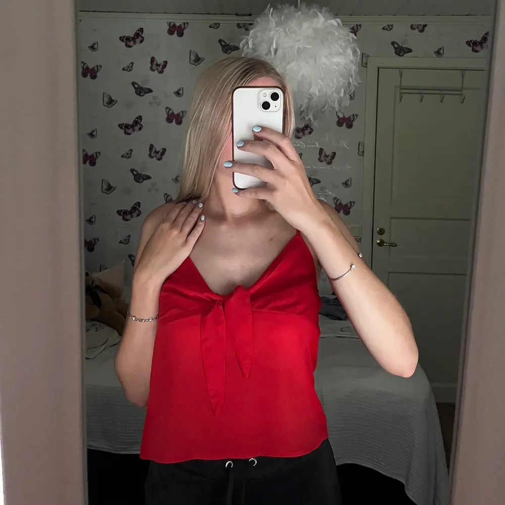 Säljer denna gulliga topp från H&M i storlek 36/S. Den är i väldigt fint skick och knappt använd. Skriv gärna för fler bilder!🌸. Yläosat.