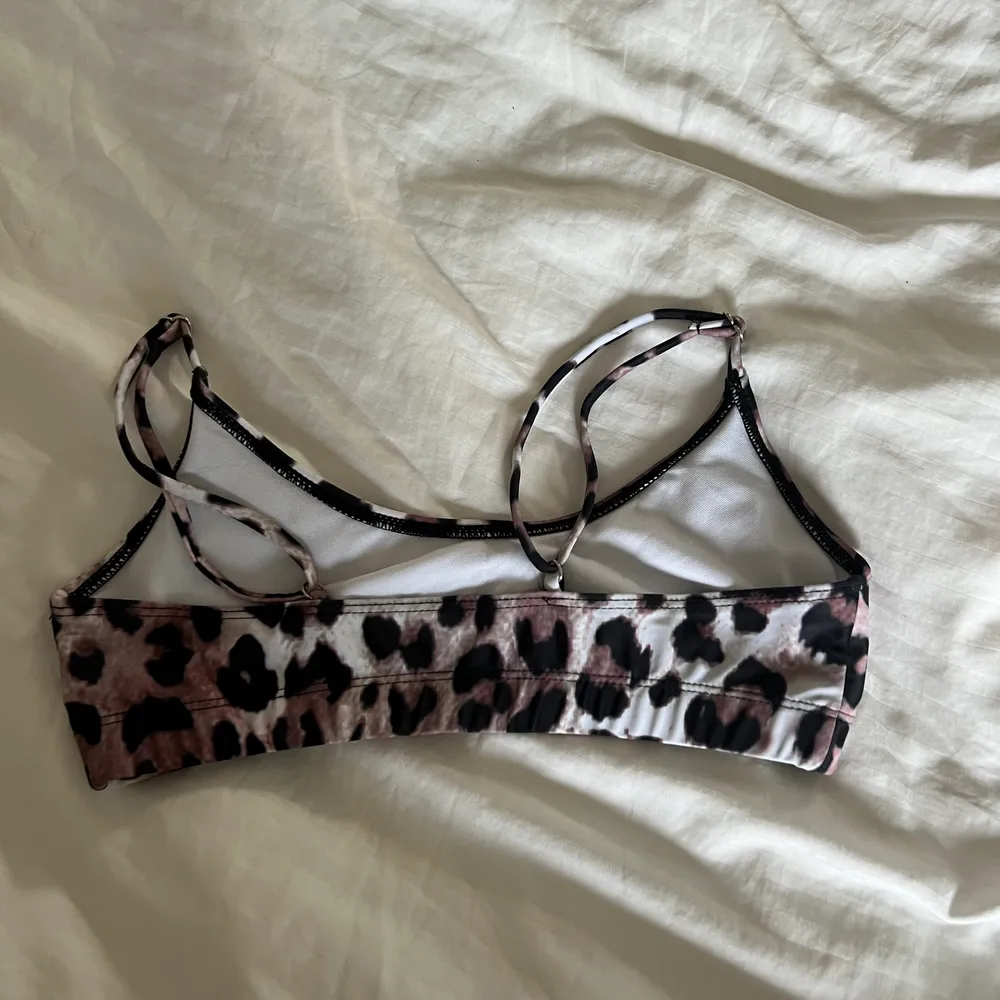 Bikini överdel från Shein. I strl XS. Sparsamt använda. Nypris: 199kr Mitt pris: 50kr Vid en snabb affär kan priset diskuteras 💸 Kan mötas i Tyresö eller skickas. Frakt kan tillkomma!. Övrigt.