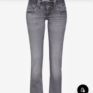 Lågmidjade pepe jeans - Säljer mina lågmidjade pepe jeans💗 dem är i bra skick och andvända 1 gång. Jag tycker jeansen är jätte snygga och trendiga men dem är för små så ska beställa en större storlek. Dem är utsvängda och långa och modellen heter Venus💗 