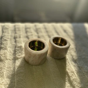 Värmeljus hållare  - Två stycken värmeljus hållare i guld & marmor, köpta från H&M! Båda två för 30kr!  Frakt - 45kr 