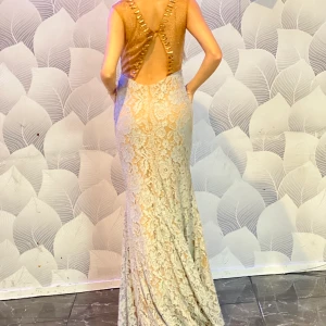 S - Grå färg jätte fin till bröllop fest och förlovning köpte den för 1000 kr använt en gång 