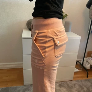 Juicy Couture Byxor Strl XS - Rosa juicy byxor i Storlek XS. Sköna byxor i nyskick. Säljer för 850kr + frakt