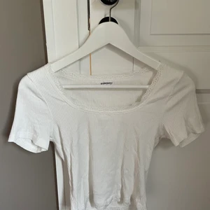 Spets tröja  - En jättefin tröja som tyvärr inte kommer till användning av mig. Har bara använt den ungefär 5 gånger. Nypriset ligger på 200kr och skriv till mig för fler bilder💕