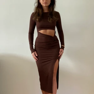 Klänning - Lång stretchig klänning med slits. Säljer pga oanvänd. Köparen står för frakten annars möts jag upp i Stockholm. Betalning sker via swish.