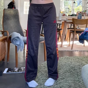 Adidas trackpants - Assnyga vintage adidasbyxor som inte kmr till användning. Finns en dragkedja längst ner som kan göra dem  lite bredare vid fötterna. Står ingen strl men passar mig som har 34-36💗