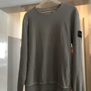 Stone Island tröja -  Stone island tröja I beige färg. (Bilden ser mer grön ut vilket inte speglar verkligheten). Storlek M för 800. Pris kan diskuteras. Nypris: runt 2000. Hör av vid frågor! Frakt tillkommer, annars möts vi på söder!
