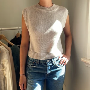 Väst  - Beige stickad väst 