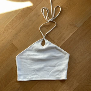Topp - Halterneck topp, storlek l men sitter bra på mig som är en xs/s