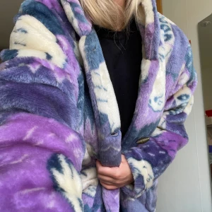 Cool fluffig kappa - En skojig kappa inför hösten, superfin men har inte använt så mycket på det senaste därför säljer jag. Den är köpt second hand. Frakt tillkommer, men jag samfrakta gärna!💖