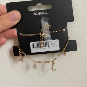 Guldsmycke - Säljer smycke på grund av att de inte används! Ett guldsmycken med detaljer som exempel, måne, diamant och stjärna. Aldrig använt, kvar i förpackning. Från Ur & penn
