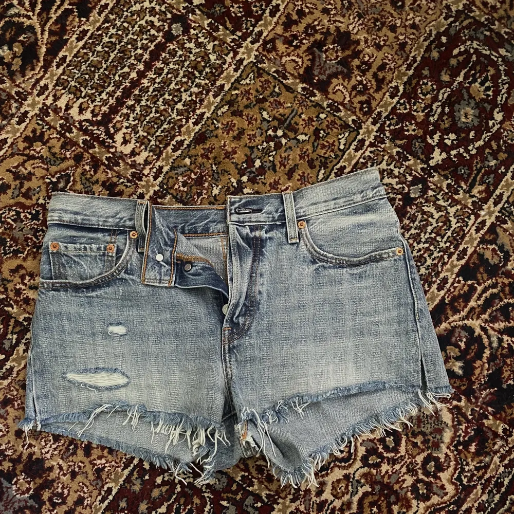 jeansshorts från levis köpta second hand! aldrig använda av mig och i väldigt bra skick😇 jag kan inte hitta någon storlek men skulle säga att dom passar 36/38! köparen betalar frakt. Shorts.