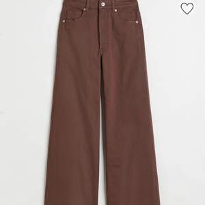 Säljer ett par bruna jeans från hm i storlek S, köpa iår💕 Går att mötas upp eller frakta💞
