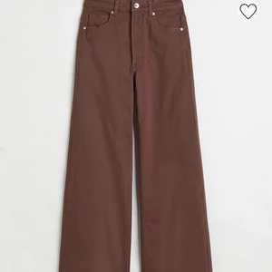 Jeans  - Säljer ett par bruna jeans från hm i storlek S, köpa iår💕 Går att mötas upp eller frakta💞