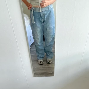 Coola jeans lågmidjade - Superfina jeans i bra kvalite som jag tyvärr aldrig använt, som nya alltså! Kan vara lågmidjade men går även att dra åt i midjan. 
