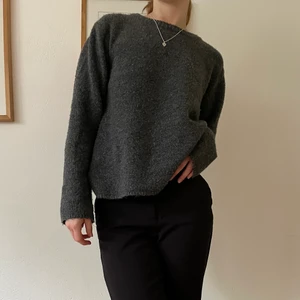 Skön stickad tröja - Denna super sköna stickade tröjan, flyttar utomlands snart och kommer enbart ha tid att posta fram tills 8/9 så passa på!! 💘 TRYCK INTE PÅ KÖP DIREKT!