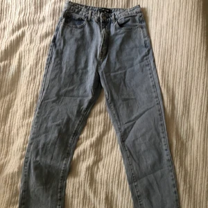 Momjeans Missguided - Snygga momjeans från Missguided i nyskick. Strlk 38 passar XS-S. 