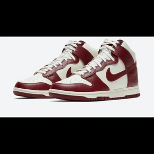Nike dunk high ”team red” - Säljer nu mina Nike dunk high ”team red” som köptes år 2020 för 3500, de är använda sparsamt och i mycket bra skick och jag säljer de eftersom jag har bytt stil💕😊