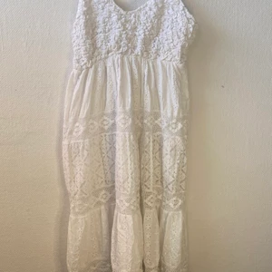 vit sommarklänning - en jättefin vit klänning med olika brodyrer. sval och skön använd en gång💓