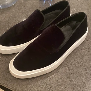 Limitato ”Julian” - Svarta limitato sneakers av märket julian storlek 42 säljes, nypris 2900kr som man ser på bilderna e dem knappt använda, skorna är väldigt svåra att få tag på 