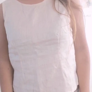 Linne indiska - Köpte detta linne second hand men har inte kommit till användning, skicket är bra och materialet är 100% linne!  Den har slits på sidorna och är en strl L men skulle säga att den mer är som en M. Frakt tillkommer💕