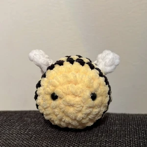 Virkat bi - Egengjord, virkat bi, i nyskick. Garnet är 100% polyester. Den är ca 9 cm lång.  Den kostar 49kr totalt med frakt.