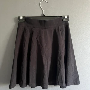 Svart Skaterkjol från H&M i trikå - Använd mycket till fest och vardags men i gott skick! Den fungerar till allt 