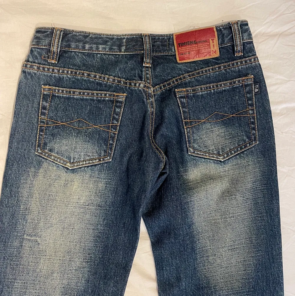 Supersnygga vintage jeans i bootcut med låg midja. Strl 26. Säljes ENDAST för att de är för små för mig, därav finns inga bilder på heller. 💓 . Jeans & Byxor.