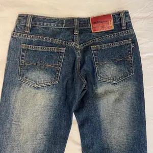Supersnygga vintage jeans i bootcut med låg midja. Strl 26. Säljes ENDAST för att de är för små för mig, därav finns inga bilder på heller. 💓 