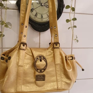 Åkta Dolce and Gabbana väska  - I bra skick och passar till allt. Väskan passar till allt 