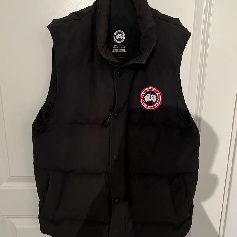 Canada goose väst Cond: 8/10 Äkta såklart. Kan fraktas eller mötas upp. . Jackor.