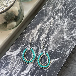 Örhängen - Superfinaa handgjorda örhängen i blått och guld, frakten ligger enbart på 15kr och betalas av kund 🌸🌸🌸