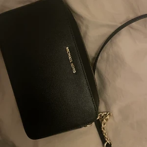 Michael kors väska  - Hej! Säljer min jätte fina väska från MK . Köpt för 1 år sen men knappast använd❤️ köpt för 1700 