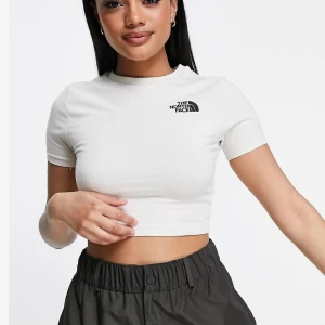 The North Face t-shirt - The North Face t-shirt från Asos i naturvit färg💘 Använd ett fåtal gånger! Storlek M men passar mig som vanligtvis har S!