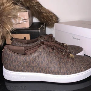 Michael Kors skor  - Super snygga, använda endast vid två tillfällen., nypris 1399kr, pris går att diskutera, säljer pga att de va en storlek för stora för mig. 