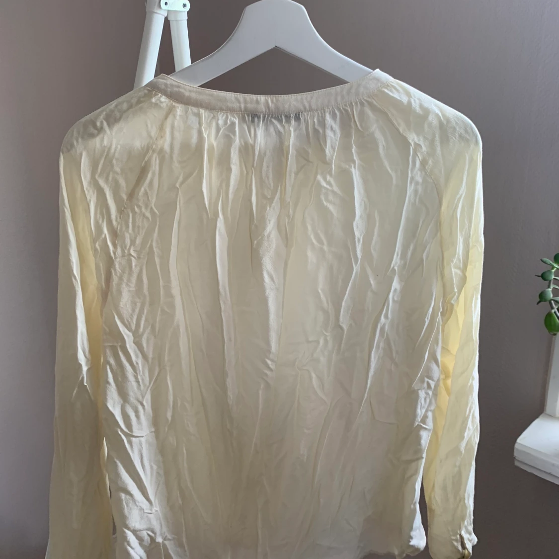 Benvit blus från Åhléns i storlek 3 - 91