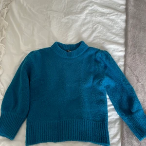 Stickad tröja  - Stickad blå tröja från bikbok! Perfekt till hösten.  Köparen står för frakt 