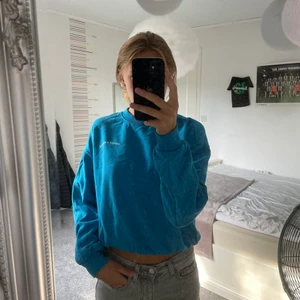 Tröja  - Blå tröja från hm i bra skick. Köptes för nått år sen och använd ett få tal gånger.  Köparen står för frakt 