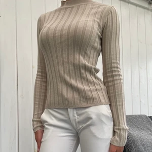 Ribbad tröja NA-KD - Säljer denna beiga ribbade tröja strl XXS från NA-KD. Säljer då den sällan använts. Är fler intresserade så startar jag budgivning. Köparen står för frakten💞