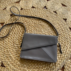 Väska Crossbody - J Lindeberg i lila/grå 