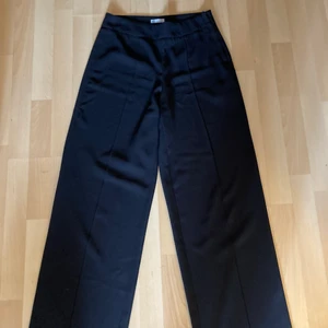 Cubus kostymbyxor  - Jättefina kostymbyxor från Cubus med tydligt presstreck. Köpt för 299kr